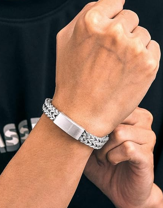 Effortless Accents: Why the Silver Cuff is a Seasonal Staple