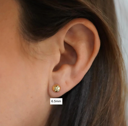 14 Karat Yellow Gold Diamond Cut Half Ball Screw Back Stud Earring